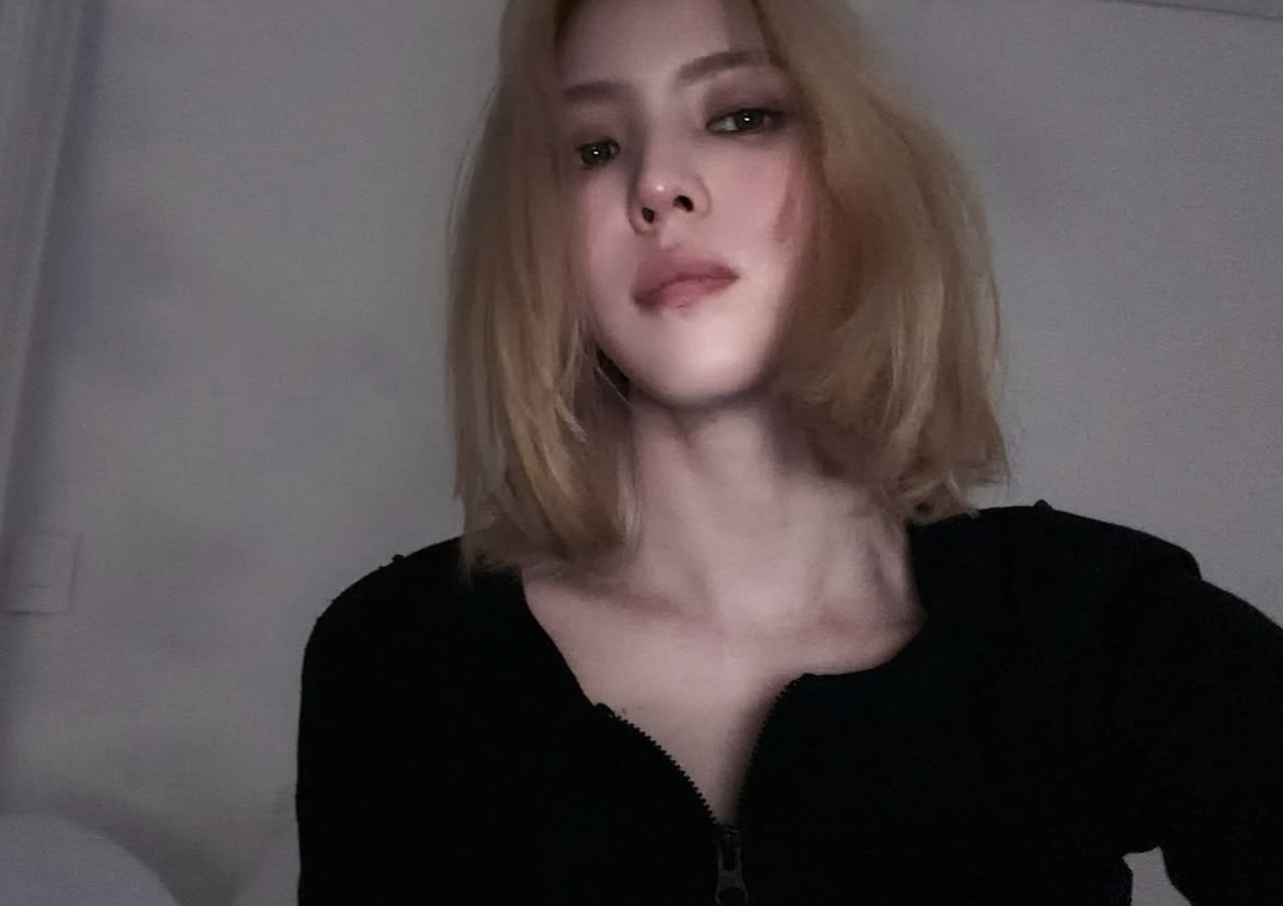 배우 한소희가 기존의 긴 머리를 과감하게 정리하고 탈색한 단발머리 스타일링을 선보이며 색다른 매력을 드러냈다. 한소희 사회관계망서비스(SNS)