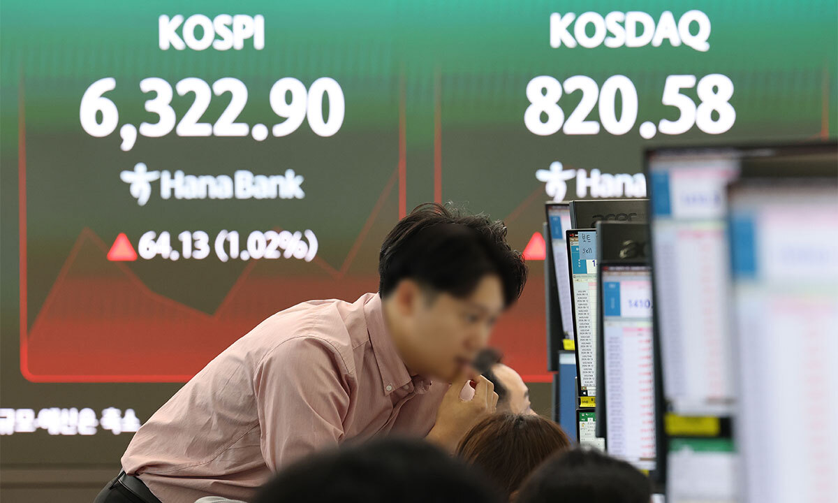 코스피가 상승 출발한 10일 서울 중구 하나은행 딜링룸 전광판에 코스피, 코스닥 지수가 표시돼있다. 연합뉴스