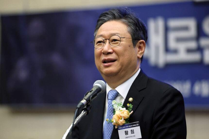 황희 더불어민주당 의원이 16일 서울 중구 대한상공회의소에서 '새로운 전쟁의 시대, K방산의 현재와 미래'를 주제로 열린 '시대포럼'에서 축사를 하고 있다. 뉴스1
