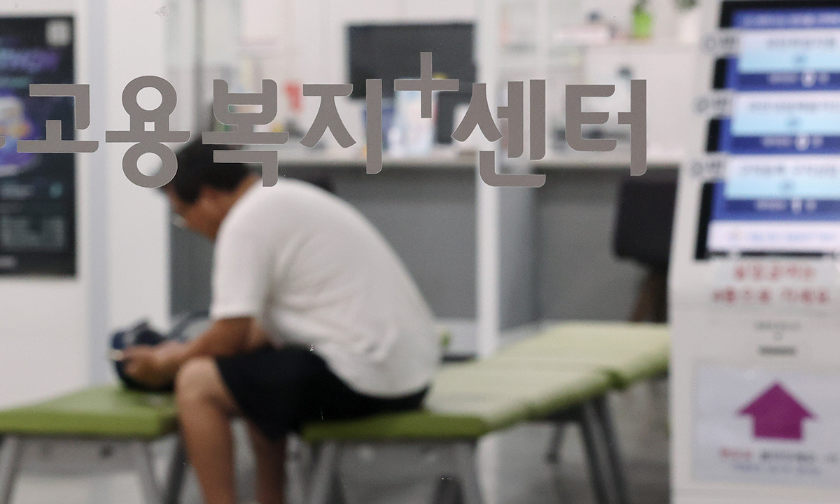 지난 5일 서울 마포구 서울서부고용복지플러스센터를 찾은 구직자들가 상담을 기다리고 있다. 연합뉴스