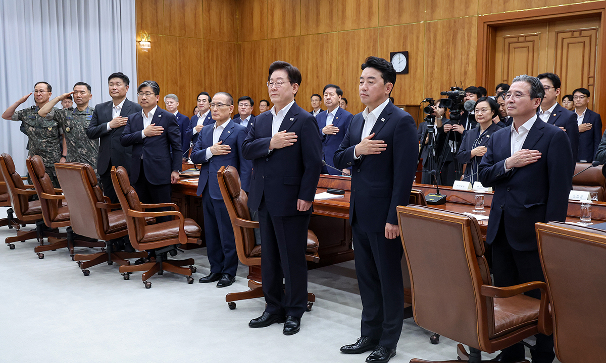 메가프로젝트 점검회의 참석한 李 이재명 대통령이 10일 청와대에서 열린 ‘메가프로젝트 제2차 민관합동 점검회의’ 시작에 앞서 참석자들과 함께 국민의례를 하고 있다. 이 대통령은 3대 메가프로젝트 관련 절차 및 소요 시간 단축 등을 주문하며 “속도전을 넘어서 전격전을 치러야 하는 상황”이라고 강조했다.
청와대사진기자단
