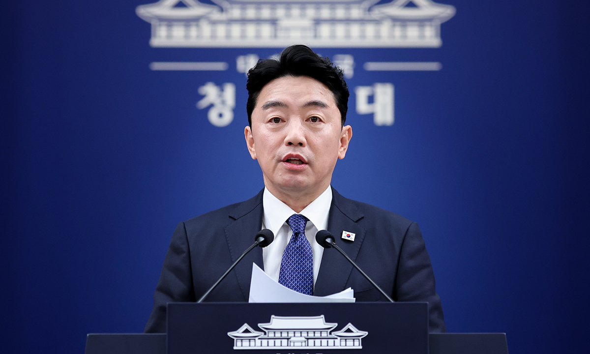 강훈식 비서실장이 10일 청와대에서 메가프로젝트 2차 민관합동 점검회의 결과 브리핑을 하고 있다. 청와대통신사진기자단