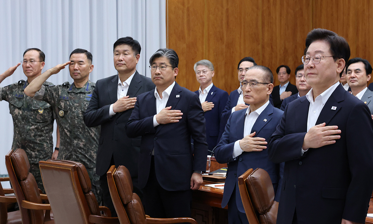 “부처 협업·의사결정 신속하게” 이재명 대통령이 10일 청와대에서 열린 ‘메가프로젝트 제2차 민관합동 점검회의’ 시작에 앞서 참석자들과 함께 국민의례를 하고 있다. 이 대통령은 3대 메가프로젝트 관련 절차 및 소요 시간 단축 등을 주문하며 “속도전을 넘어서 전격전을 치러야 하는 상황”이라고 강조했다. 청와대사진기자단