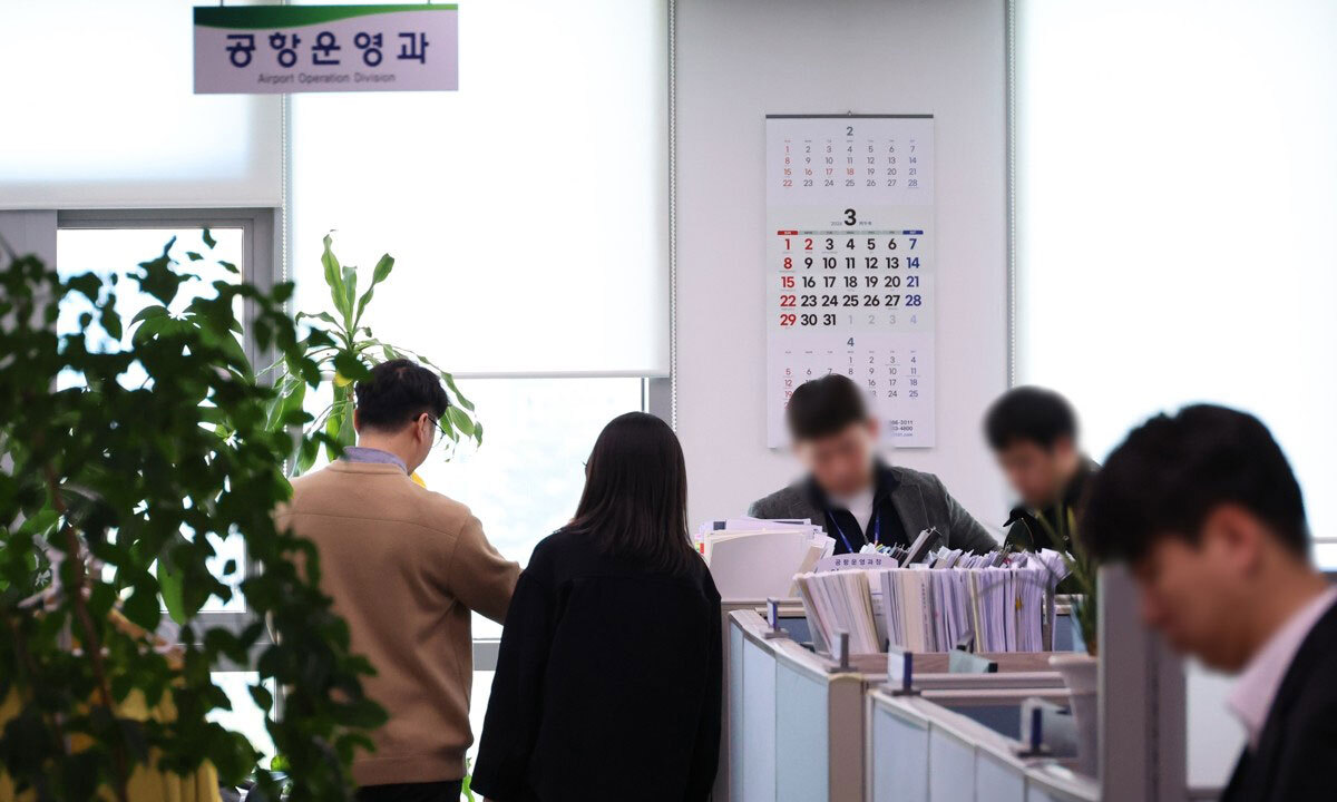 지난 3월 정부세종청사 국토교통부 공항운영과 압수수색하는 경찰 여객기참사 특별수사단. 연합