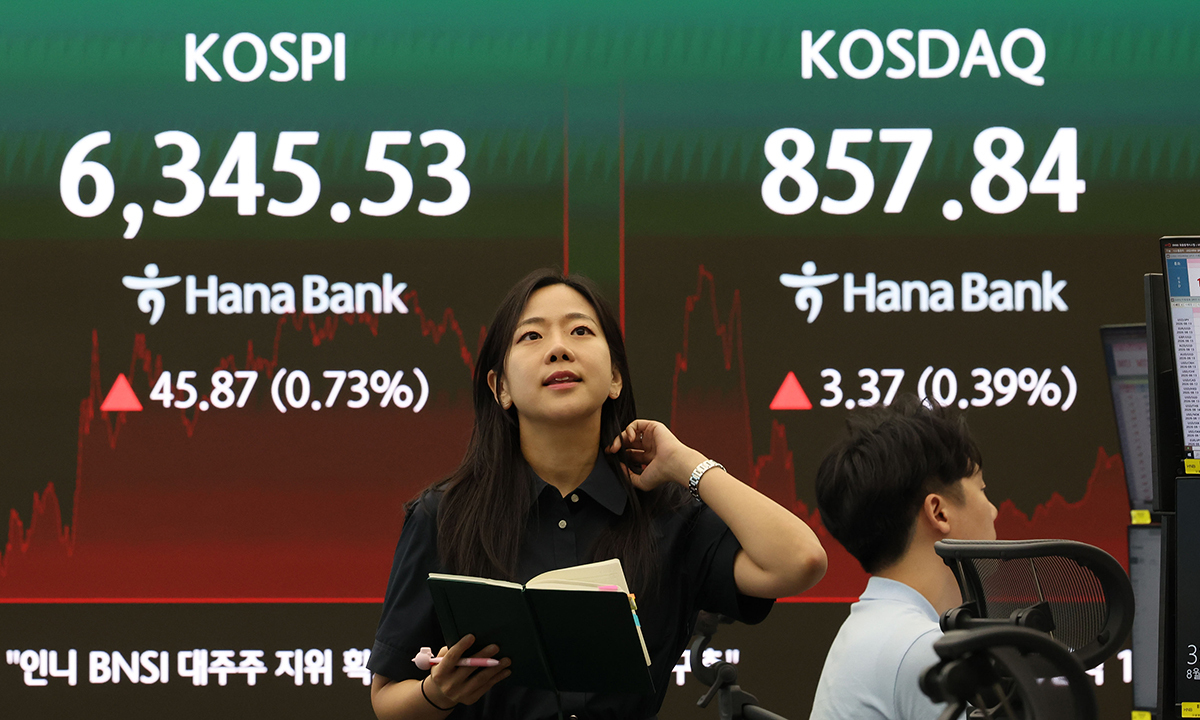 11일 서울 중구 하나은행 딜링룸에서 딜러들이 업무를 보고 있다. 코스피가 전 거래일보다 45.87포인트(0.73%) 오른 6345.53에 마감했다. 코스닥 지수는 전 거래일보다 3.37포인트(5.32%) 오른 857.84, 원·달러 환율은 전 거래일보다 2.5원 내린 1415.9원에 마감했다.