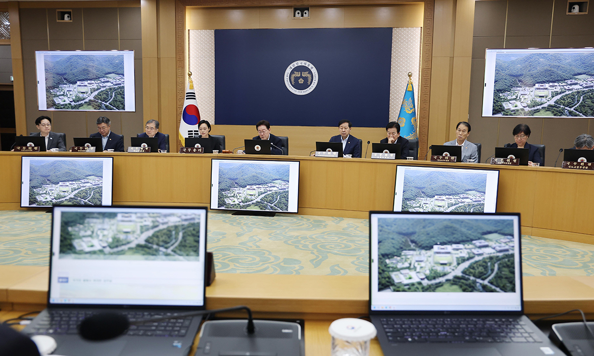 세종집무실 건립 계획 보고 이재명 대통령이 11일 정부세종청사에서 주재한 국무회의에서 대통령 세종집무실 건립 및 국가상징구역 조성 현황 계획을 보고받고 있다. 이 대통령은 “우리 정부 임기 내에 세종집무실 시대를 열고 마지막 국무회의도 세종집무실에서 개최한다는 자세로 총력을 다해야 한다”고 당부했다. 뉴시스