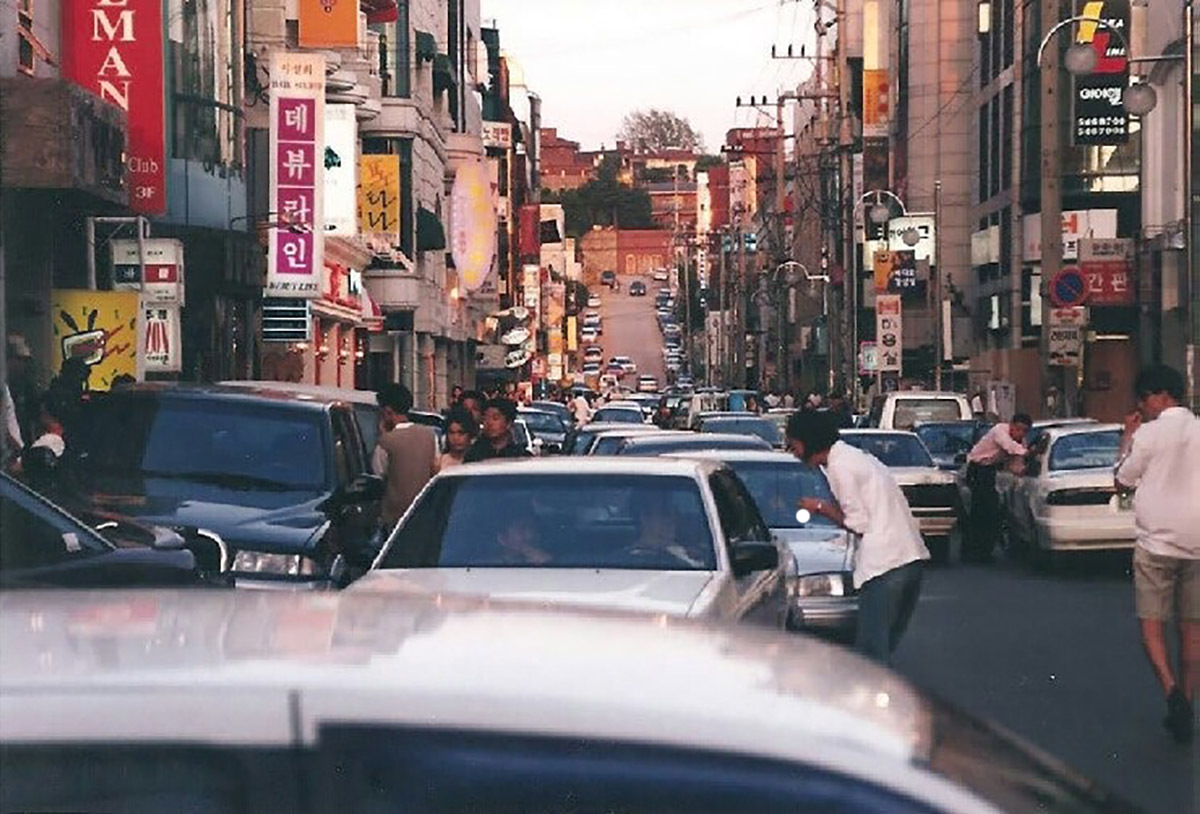 모두가 자산을 내다 팔며 움츠러들 때 압구정 노른자위를 움켜쥔 순간. 인터넷 커뮤니티