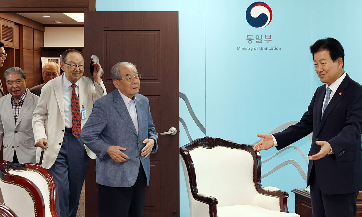 정동영 통일부 장관은 지난 7일 서울 종로구 세종대로 정부서울청사에서 '평화통일고문회의’ 원로 오찬간담회를 했다. 남북관계 원로들은 이 자리에서 북한을 공식국호인 ‘조선민주주의인민공화국'(조선)으로 부르는 문제와 관련, 지난 30여년간 남북 합의서에 쓰인 만큼 새로운 시도로서 논란이 될 사안은 아니라는 견해를 밝혔다. 뉴스1