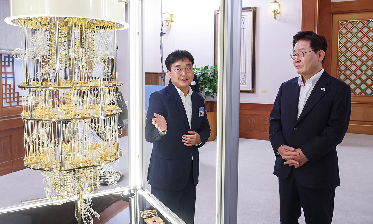 이재명 대통령이 12일 청와대에서 열린 미래성장동력 '7대 SEED' 보고회에 앞서 양자컴퓨터 모형을 살펴보고 있다. 연합뉴스