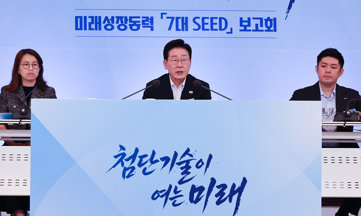 “첨단기술 씨앗, 거대한 나무될 것” 이재명 대통령이 12일 청와대에서 열린 ‘미래성장동력, 7대 SEED 보고회’에서 모두발언을 하고 있다. 이 대통령은 이 자리에서 “오늘 우리가 뿌린 첨단기술 씨앗들이 미래에는 거대한 나무로 자라 새로운 메가프로젝트로 자라나게 될 것”이라고 말했다. 청와대사진기자단