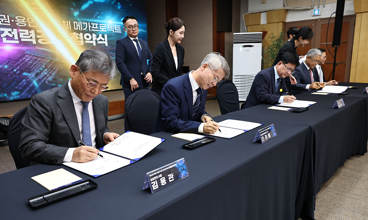 김성환 기후에너지환경부 장관 등 주요 참석자들이 12일 서울 중구 한국전력공사 경인건설본부에서 열린 호남권·용인 반도체 메가프로젝트 전력공급 협약식에서 협약서에 서명을 하고 있다. 왼쪽부터 김용관 삼성전자 사장, 민형배 전남광주통합특별시 시장, 김성환 기후에너지환경부 장관, 김동철 한국전력공사 사장, 염성진 SK하이닉스 사장. 연합뉴스