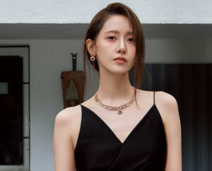 윤아, 완벽 드레스 자태에 쭉 뻗은 각선미까지…비주얼 끝판왕