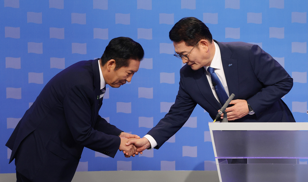 더불어민주당 정청래(왼쪽), 송영길 당대표 후보가 12일 서울 양천구 목동 SBS에서 열린 당대표 후보자 토론회에 앞서 인사를 나누고 있다.&nbsp; &nbsp;뉴스1