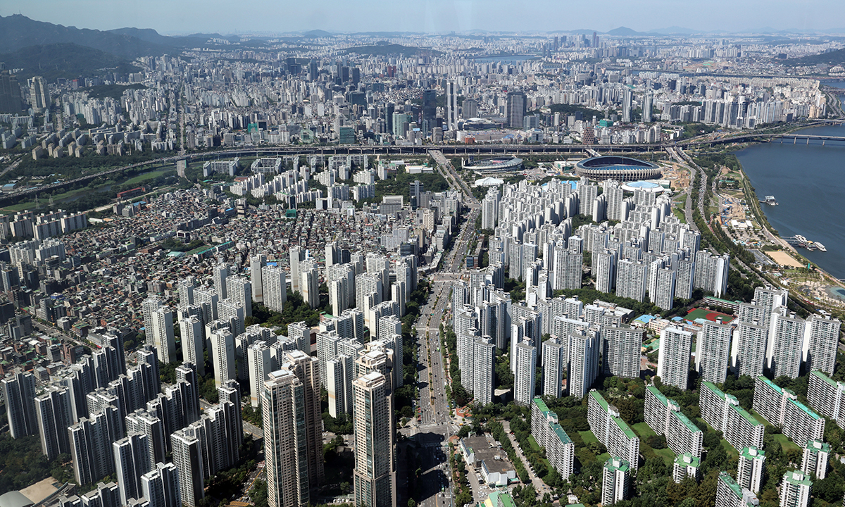 정부의 주택 공급대책 발표를 앞둔 12일 서울 송파구 롯데월드타워 서울스카이에서 바라본 서울 도심 주택 단지 모습.