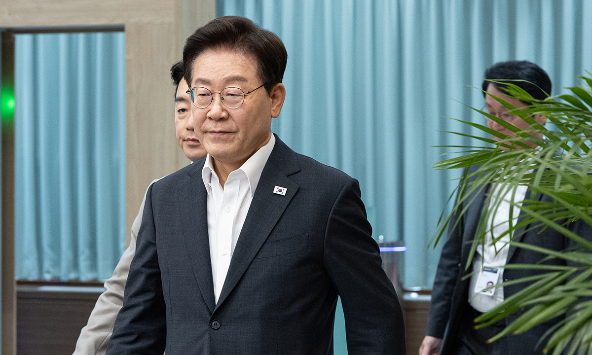이재명 대통령이 13일 청와대에서 열린 수석보좌관회의에 입장하고 있다.