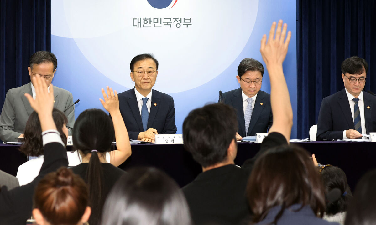 질의응답 이재명정부의 세 번째 주택 공급대책이 나온 13일 김윤덕 국토교통부 장관이 정부서울청사에서 ‘전·월세 및 매매시장 안정을 위한 주택 신속공급 방안 및 부동산 시장 안정을 위한 금융 종합대책’ 발표 후 취재진 질문을 받고 있다. 왼쪽부터 이형일 재정경제부 1차관, 김 장관, 이억만 금융위원장. 뉴스1