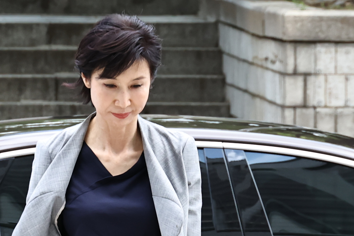 노소영 아트센터 나비 관장이 지난 6월26일 서울 서초구 서울중앙지방법원에서 열린 재산 분할 파기환송심 2차 변론기일에 출석하기 위해 법정으로 향하고 있다. 연합뉴스