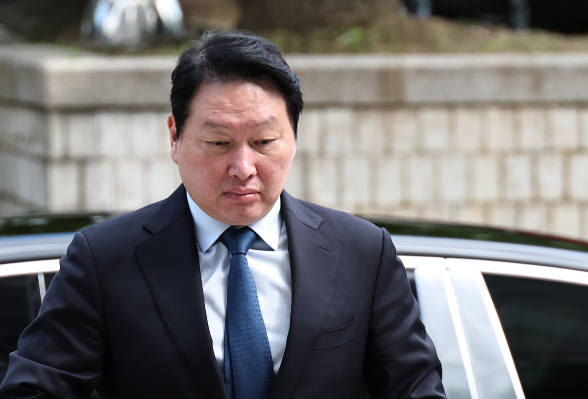 최태원 SK그룹 회장이 지난 6월26일 서울 서초구 서울중앙지방법원에서 열린 재산 분할 파기환송심 2차 변론기일에 출석하기 위해 법정으로 향하고 있다. 연합뉴스
