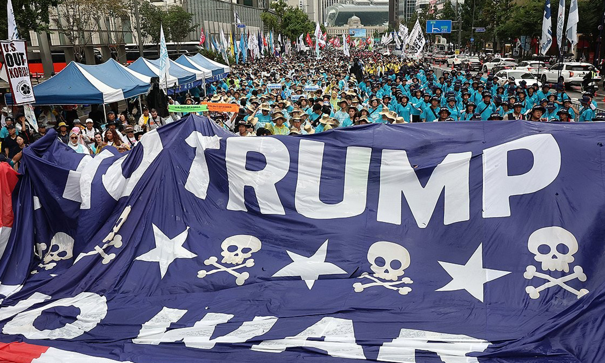 15일 서울 숭례문 인근에서 8.15 자주평화대행진추진위원회 주최로 열린 8.15 자주평화대회 본대회에서 참석자들이 관련 퍼포먼스를 하고 있다. 연합뉴스