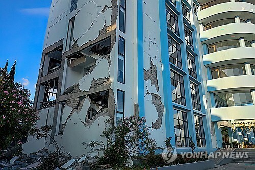 규모 7.7 강진 후 파손된 인도네시아 플로레스섬 건물.&nbsp;AFP연합뉴스.