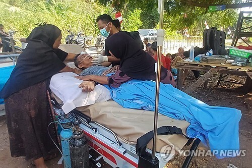 치료받는 지진 생존자. AP연합뉴스
