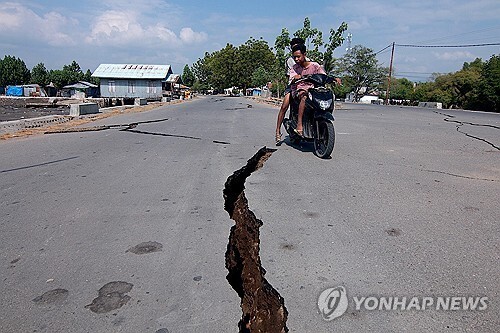 지진으로 갈라진 인도네시아 도로.&nbsp;EPA연합뉴스
