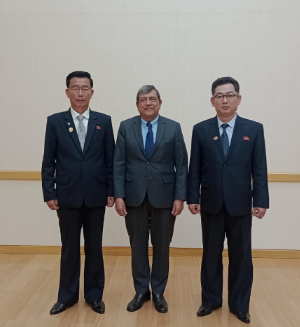 김정혁 신임 북한 최고인민회의 대의원(오른쪽부터), 마누엘 모데스토 뭉기아 마르티네스 주북한 니카라과대사, 김광욱 최고인민회의 대의원이 지난 6월 평양에서 만나 기념촬영을 하고 있다. 니카라과 매체 ‘카날6 니카라과’