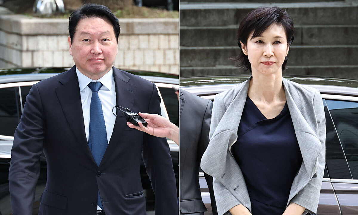 최태원(왼쪽사진) SK그룹 회장과 노소영 아트센터 나비 관장이 6월 26일 오전 서울 서초구 서울고법에서 열린 재산 분할 소송 파기환송심 2차 변론기일에 출석하고 있다. 연합뉴스