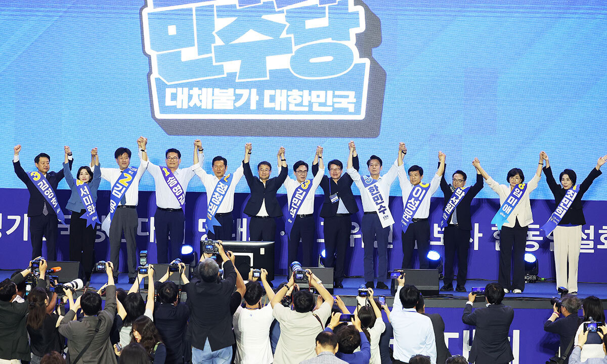 손 맞잡고 기념촬영 더불어민주당 당대표 및 최고위원 후보자들이 16일 경기 수원 수원종합운동장 실내체육관에서 열린 ‘민주당 당대표·최고위원 후보자 경기 합동연설회’에서 한병도 당대표 직무대행 겸 원내대표 등 당 관계자들과 두 손을 맞잡은 채 기념촬영을 하고 있다. 수원=연합뉴스