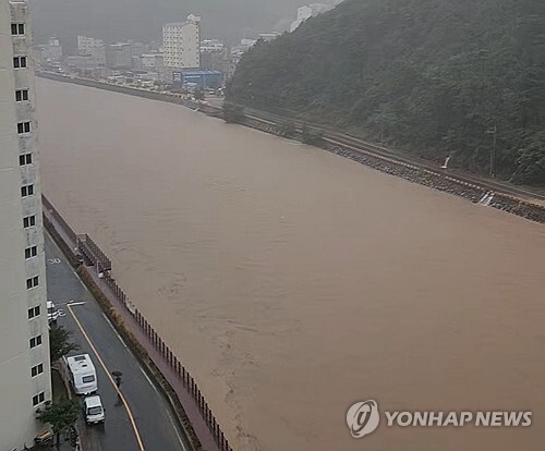17일 경남 거제시 한 아파트 주변 하천이 이날 내린 비로 불어나 있다.