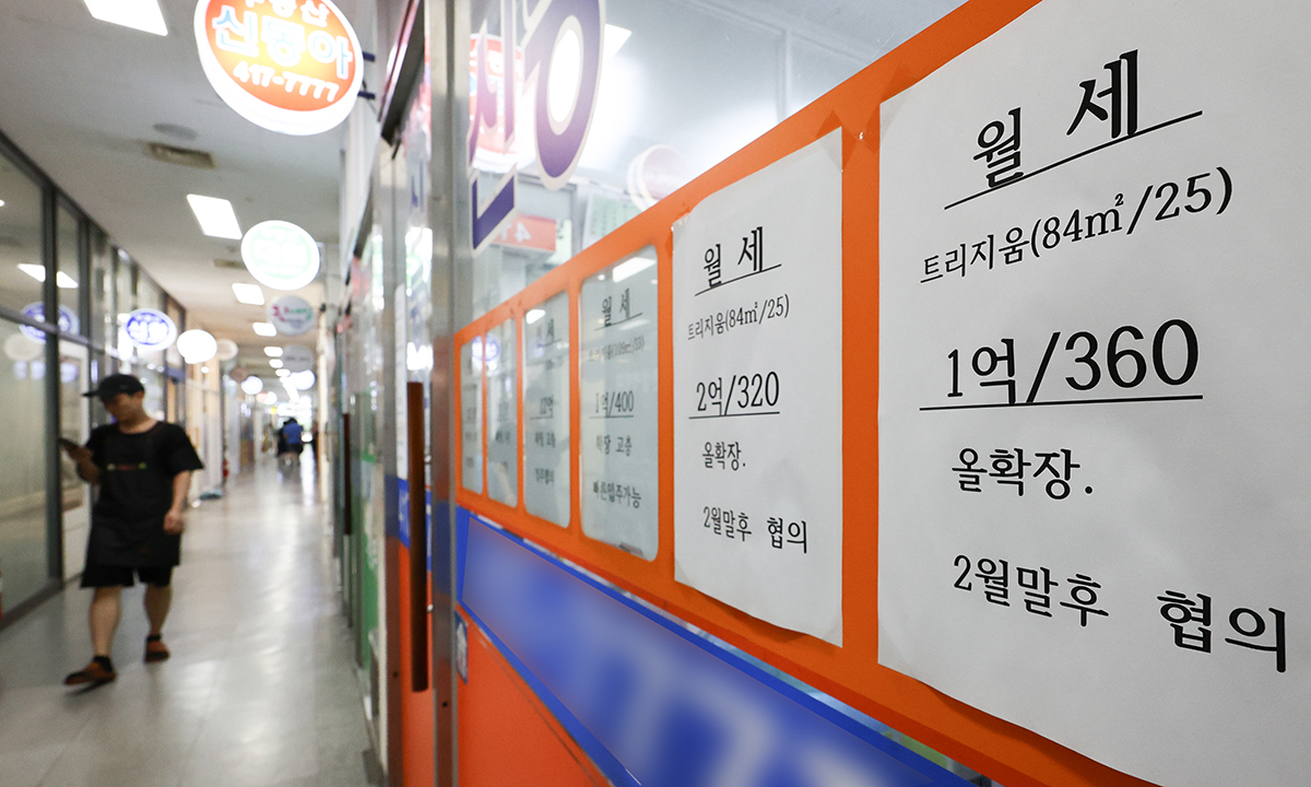 서울의 한 부동산 중개업소에 매물 정보가 게시되어 있다. 뉴스1