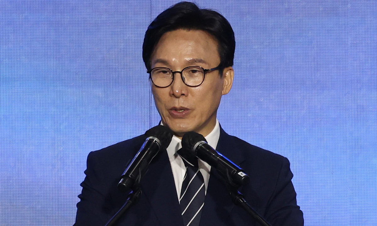 더불어민주당 김민석 신임 당 대표가 17일 대전 컨벤션센터에서 열린 제3회 더불어민주당 정기 전국당원대회에서 당 대표로 선출된 뒤 수락연설을 하고 있다. 연합뉴스