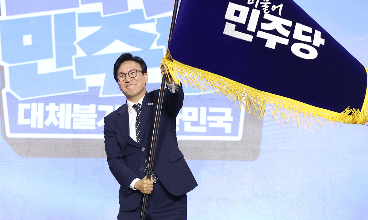 당기 흔드는 金대표 “李정부 성공 위해 뛰겠다” 더불어민주당 김민석 신임 당대표가 17일 대전 유성구 대전컨벤션센터(DCC)에서 열린 제3차 더불어민주당 정기 전국당원대회에서 당대표로 선출된 뒤 당기를 흔들어 보이고 있다. 김 대표는 “민주당을 바꾸겠다”며 “유능한 민생 중심 다수정당 민주당이 될 것”이라고 강조했다. 대전=허정호 선임기자
