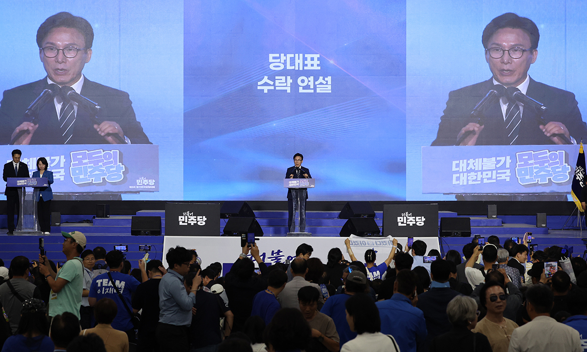더불어민주당 김민석 신임 당 대표가 17일 대전 컨벤션센터에서 열린 제3회 더불어민주당 정기 전국당원대회에서 당 대표로 선출된 뒤 수락연설을 하고 있다. 연합뉴스