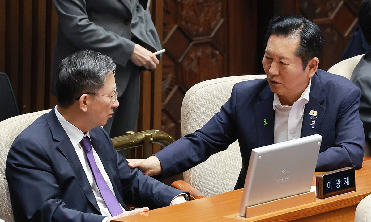 대화 나누는 민주당 정청래 의원과 정성호 법무장관. 연합뉴스