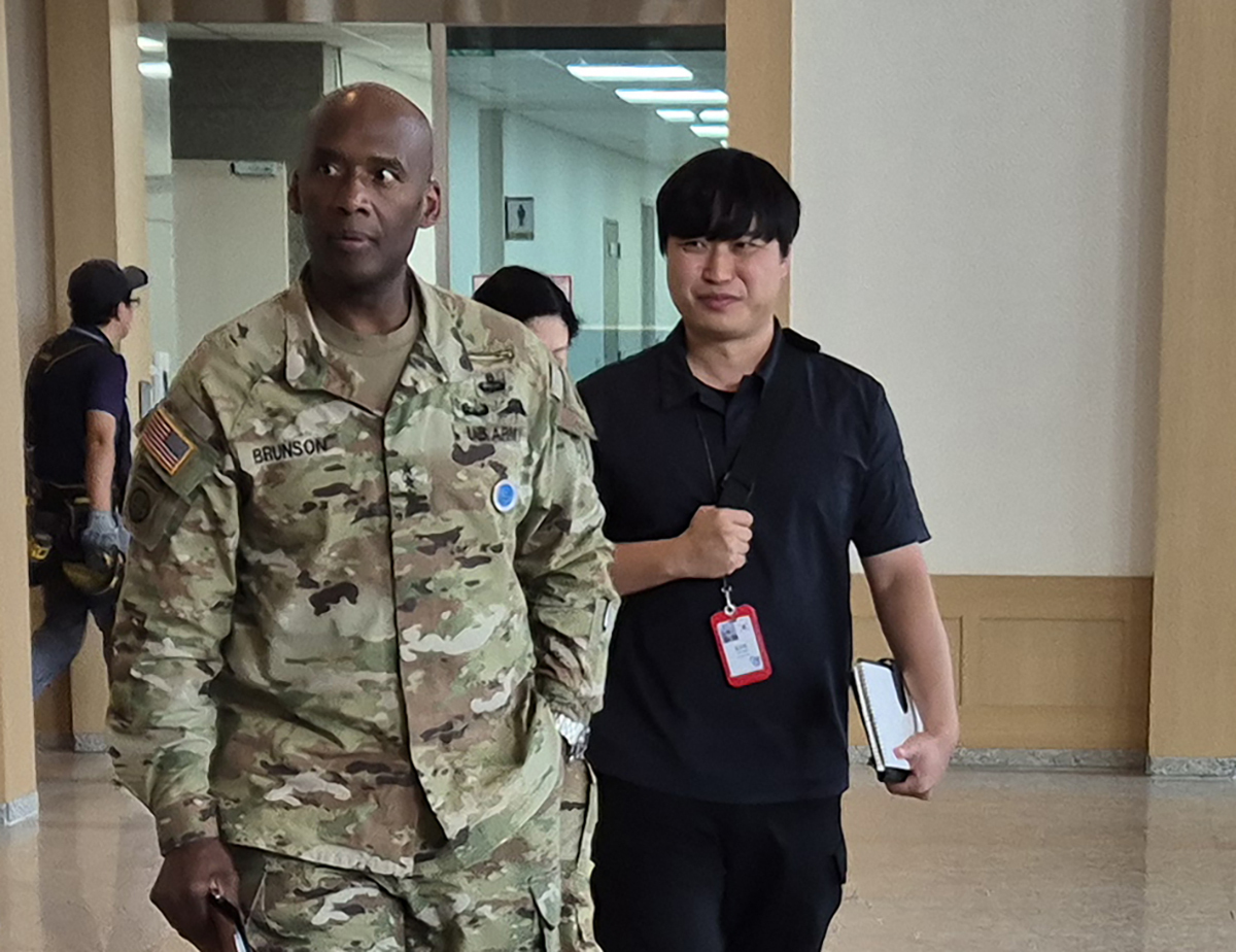 제이비어 브런슨 주한미군사령관이 18일 서울 용산구 국방부 청사를 방문한 뒤 떠나고 있다. 연합뉴스