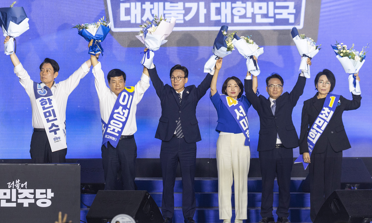 더불어민주당 당 대표에 선출된 김민석 전 총리와 최고위원 당선인들이 17일 대전 컨벤션센터에서 열린 제3회 더불어민주당 정기 전국당원대회에서 당원들과 국민들을 향해 인사하고 있다. (왼쪽부터) 한민수 최고위원, 이성윤 최고위원, 김 신임 당 대표, 서미화 최고위원, 박선원 최고위원, 최민희 수석최고위원. 연합뉴스