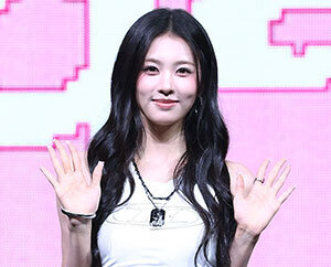 아워벌스데이 국초록 '해맑은 미소'