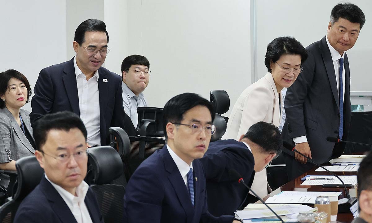 미래동력 투자 고심 박홍근 기획예산처 장관(뒷줄 가운데)이 20일 서울 여의도 국회의원회관에서 열린 미래대응기금 관련 당정협의회에서 자신의 자리에 앉기 위해 이동하고 있다.&nbsp;뉴시스