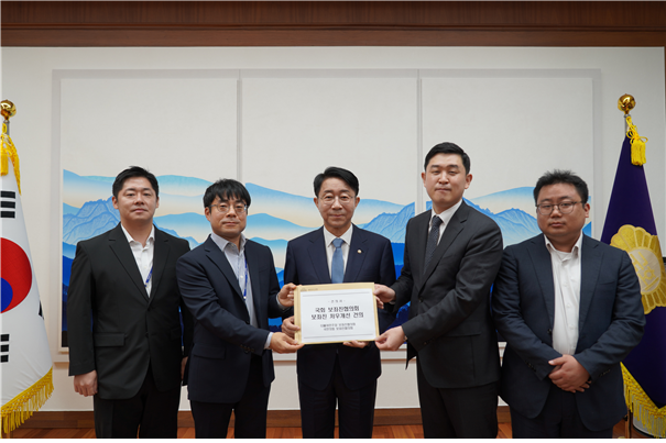 조정식 국회의장(가운데)이 20일 국회에서 국민의힘·더불어민주당 보좌진협의회 관계자들과 기념촬영을 하고 있다. 국보협 제공