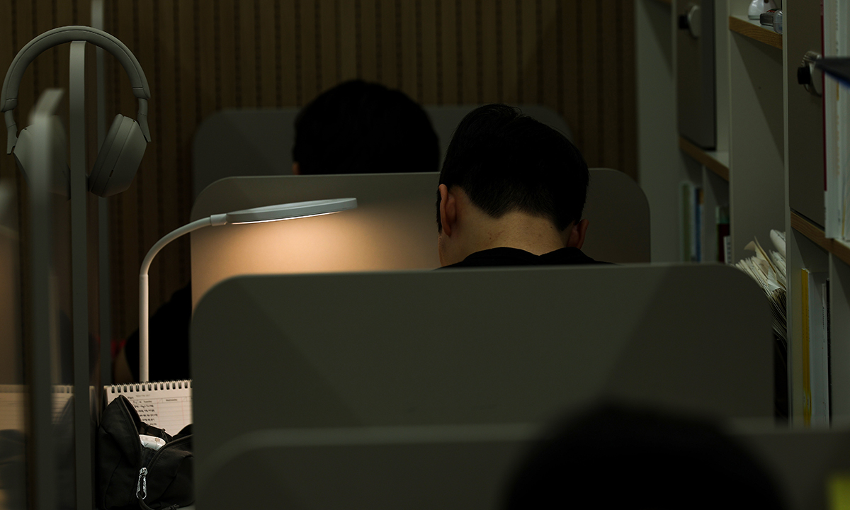 2027학년도 대학수학능력시험(수능)이 100일 남은 지난 11일 서울의 한 학원에서 수험생들이 자습을 하고 있다. 연합뉴스