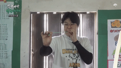 지난해 12월 초록우산의&nbsp;‘친구 따라 방글라데시’ 캠페인에서 개그맨 이용주가 풍선으로 묘기를 보여주는 모습. 유튜브 채널&nbsp;‘초록우산’ 캡처