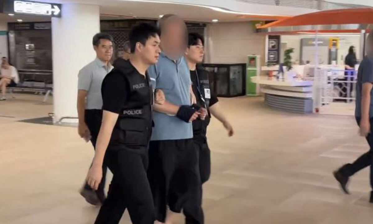 지난 14일 서울경찰청 마약범죄수사대 수사관들이 인천항 국제여객터미널로 입국한 필로폰 밀수 해외총책 A씨를 체포해 호송하고 있다. 서울경찰청 제공