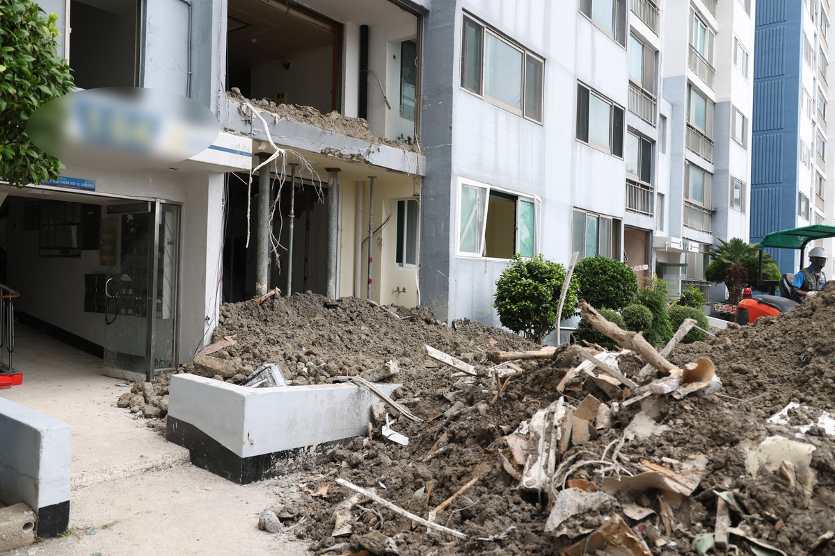 지난 21일 경남 거제시 옥포동의 한 아파트에 집중호우로 유출된 토사와 잔해물이 쌓여 있는 모습. 거제=연합뉴스