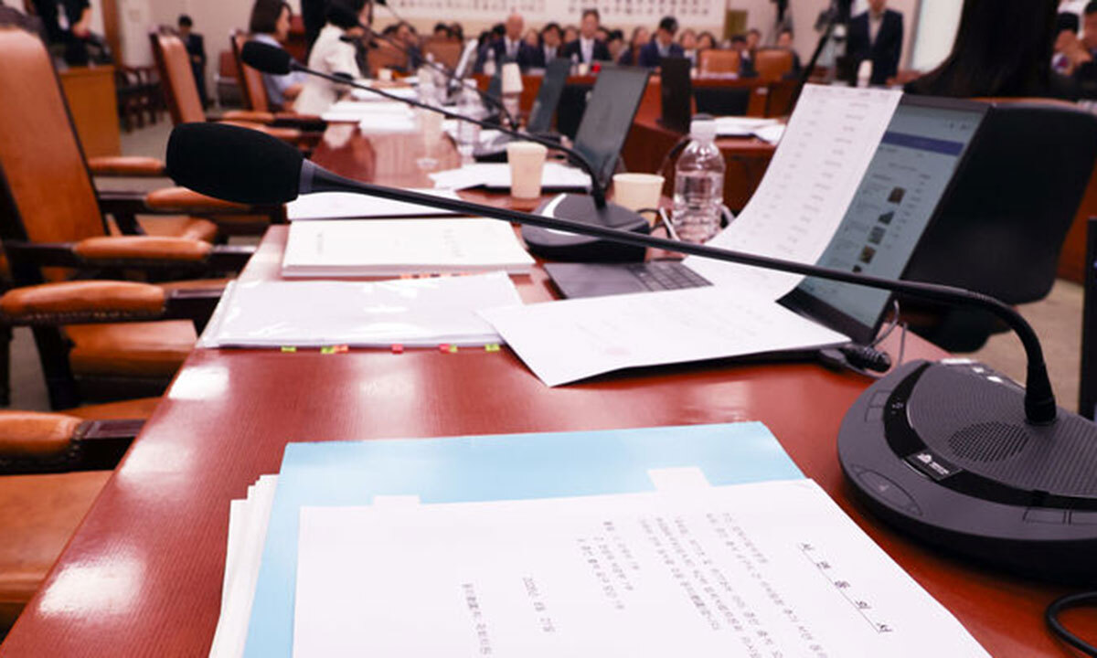 지난 21일 여의도 국회 법제사법위원회의장에 퇴장한 국민의힘 의원들의 자리에 김승원 더불어민주당 의원 등이 제출한 조희대 대법원장에 대한 증인 출석 요구의 건의 서면동의서가 보이고 있다.
