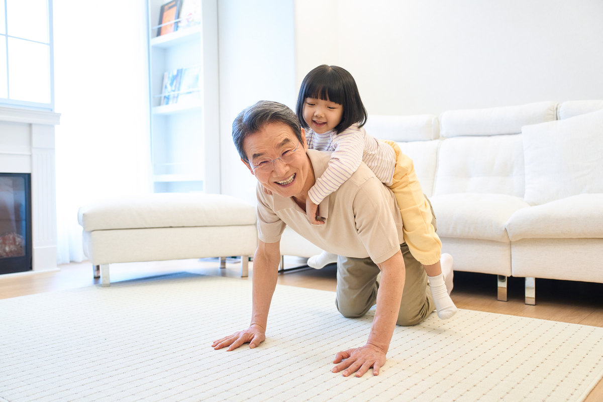 말끝을 늘이고 목소리를 한껏 귀엽게 만드는 한국인의 '애교'에는 실제로 목소리를 더 어리고 작은 사람처럼 들리게 만드는 음향학적 변화가 숨어 있는 것으로 나타났다. 게티이미지뱅크
