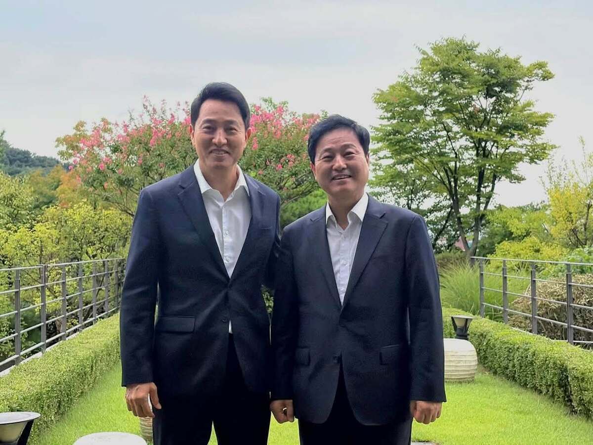 더불어민주당 서울시당위원장 김영배 의원이 22일 서울 용산구 서울시장공관에서 오세훈 서울시장과 만나 기념촬영하고 있다. 김 의원은 이날 오 시장과 만나 용산공원을 비롯한 주택공급 방안 등을 논의했다. 뉴시스