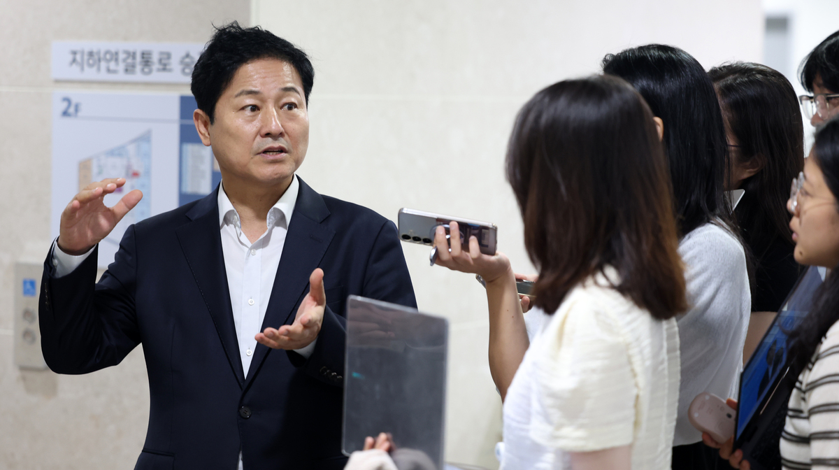 더불어민주당 서울시당위원장 김영배 의원이 22일 서울 여의도 국회 소통관에서 오세훈 서울시장과 주택 공급 관련 오찬 회동 백브리핑을 마친 뒤 취재진 질문에 답하고 있다. 뉴시스