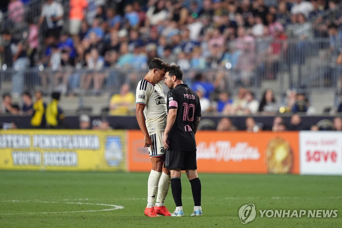 감정 싸움을 펼치는 리오넬 메시(오른쪽)와 퀸 설리번. 연합뉴스