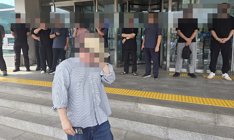 23일 제주서부경찰서 앞에서 지난 7월 2일 실종신고를 했으나 허위 종결된 후 51일 만에 숨진 채 발견된 실종자 A씨 유족들이 기자회견을 하며 경찰에 항의하고 있다. 연합뉴스